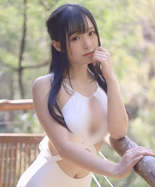 Cô nàng có khuôn mặt xinh đẹp ngây thơ trong sáng như nữ sinh nhưng dáng vóc lại cực kỳ gợi cảm, bốc lửa.