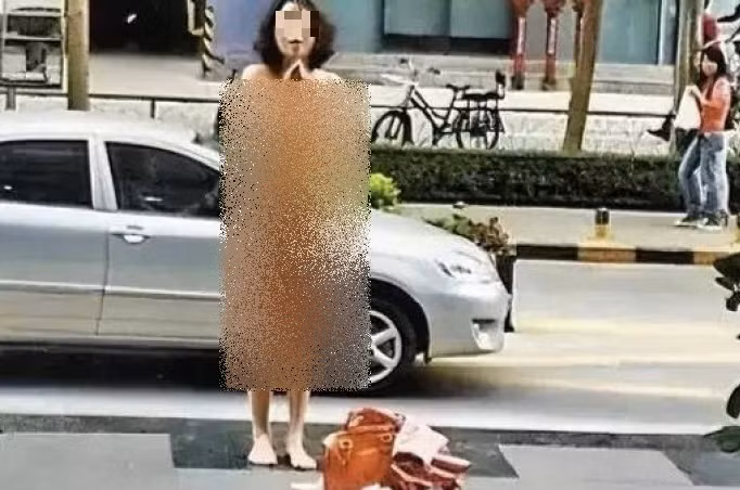 Tra thu ban trai ngoai tinh, co gai lot do giua pho gay soc