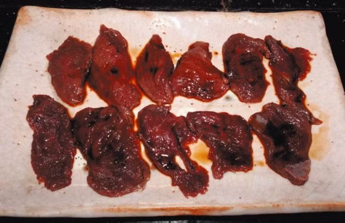 Theo tìm hiểu, văn hóa ăn thịt sống ở Nhật Bản khá phổ biến, ngoài các loại sashimi thịt cá, ngay cả thịt ngựa và thịt bò cũng có thể được thái thành lát để ăn sống.