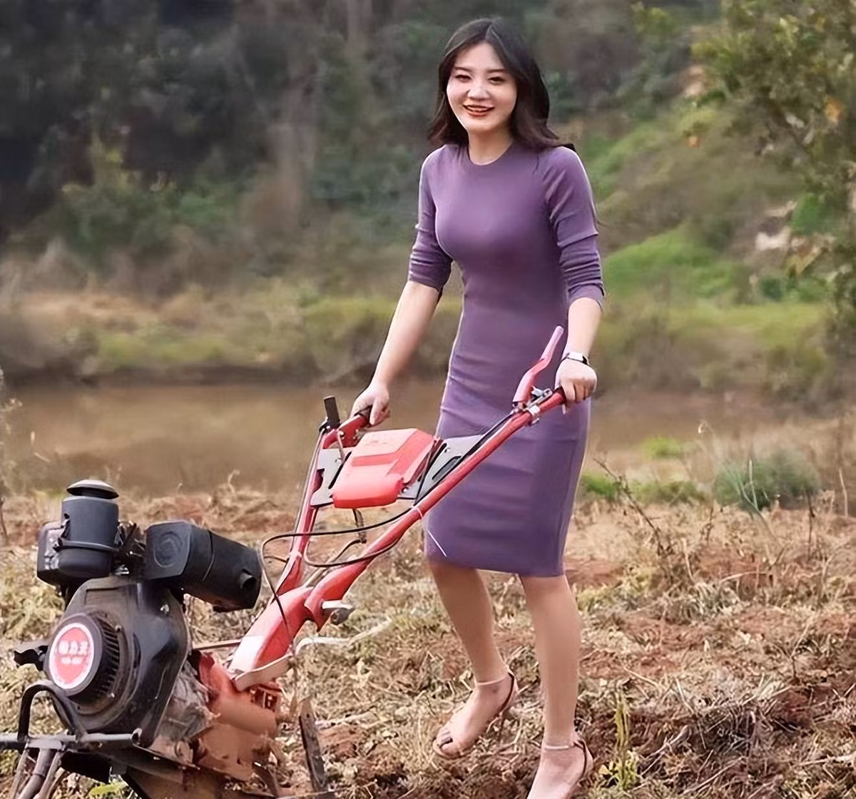 Họ diện váy bó sát, đi giày cao gót khi làm nông là quyền của họ, không vi phạm pháp luật là được.