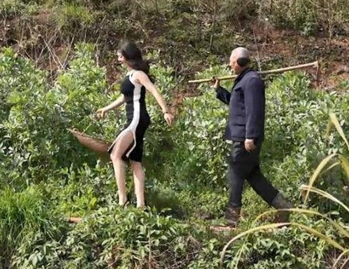 Có những cô nàng lại diện váy xẻ tà rất ngắn và vải tuyn siêu mỏng, người thì táo bạo mặc bộ đồ ngủ gợi cảm, thậm chí có cô gái chỉ quấn dải yếm, để lộ lưng trần.