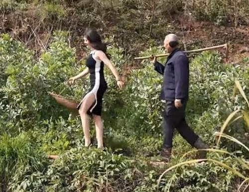 Có những cô nàng lại diện váy xẻ tà rất ngắn và vải tuyn siêu mỏng, người thì táo bạo mặc bộ đồ ngủ gợi cảm, thậm chí có cô gái chỉ quấn dải yếm, để lộ lưng trần.