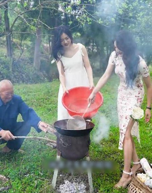 Trong những trang phục bắt mắt này, họ làm đủ thứ công việc đồng áng và cố tình tạo dáng khiêu khích.