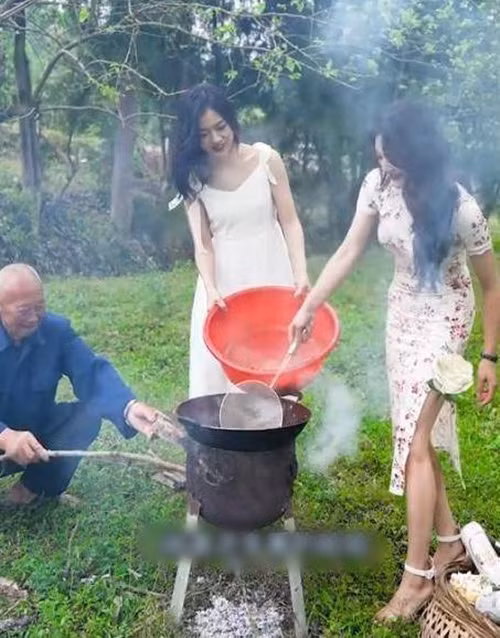 Trong những trang phục bắt mắt này, họ làm đủ thứ công việc đồng áng và cố tình tạo dáng khiêu khích.