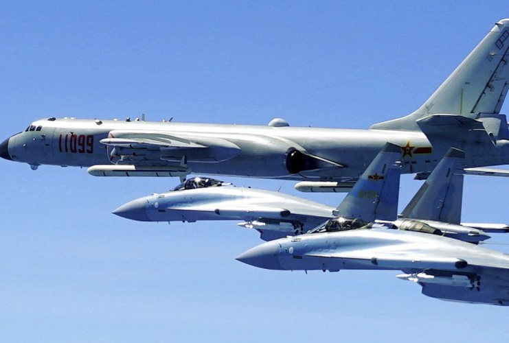 Nhận xét về Su-35, trang Sina cho rằng: “Su-35 đã được đưa vào làm nhiệm vụ chiến đấu trong không quân Trung Quốc chỉ sau một năm và đã tạo ra sức mạnh cũng như hoàn thành nhiệm vụ hộ tống cho oanh tạc cơ H-6K”.