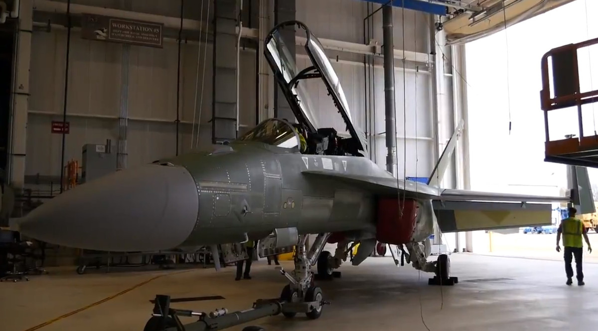 Hình ảnh được công bố hôm 8/5 ghi lại chuyến thử nghiệm của tiêm kích F/A-18 Block III Super Hornet. Không rõ kết quả cụ thể của chuyến thử nghiệm đầu tiên này thế nào nhưng Boeing và Hải quân Mỹ khẳng định, phiên bản Block III Super Hornet đã chứng minh được độ tin cậy tuyệt với.