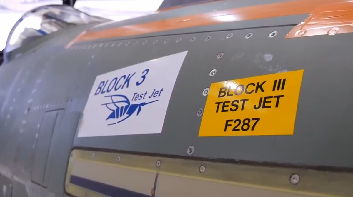 Theo những tiết lộ của nhà sản xuất, các nâng cấp của phiên bản Block III Super Hornet bao gồm thay thế máy tính nhiệm vụ nhanh hơn và hệ thống liên lạc mạnh hơn.