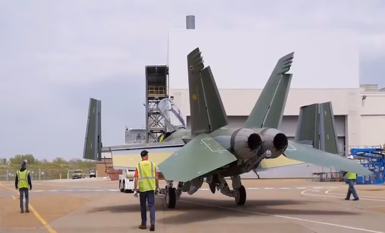 Bởi giới quân sự Nga cho rằng, với thế mạnh của dòng máy bay thế hệ 5, Su-57 có thể đánh bại mọi chiến đấu cơ khác.