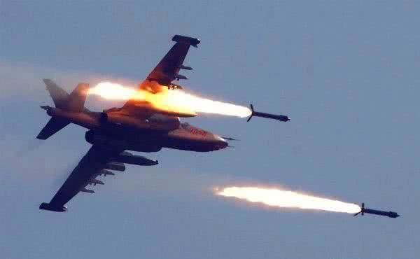 Theo kênh truyền thông Al-Masdar News, dẫn một nguồn tin quân sự ở tỉnh Hama bên cạnh cho biết, đêm 9/5 các máy bay chiến đấu Không quân Nga đã xuất kích và bay ở độ cao thấp để truy tìm các lực lượng khủng bố hoạt động dọc theo những địa bàn ở phía Nam và phía Tây Idlib đã phóng rocket tấn công vào căn cứ Hmeymim.