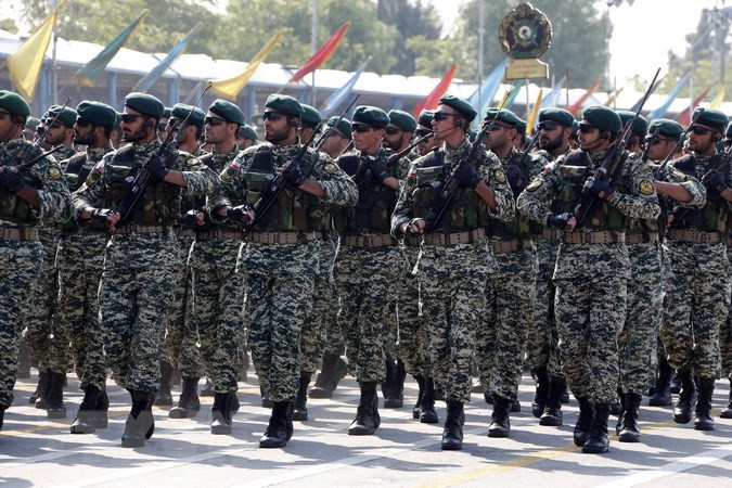 Không phải đến bây giờ, mà từ năm 1979, Iran đã có tham vọng thiết lập một tuyến hành lang trên bộ kết nối các khu vực có đông người Shiite sinh sống, trải dài từ Iraq cho tới những quốc gia bên bờ Địa Trung Hải như Lebanon và Syria. Tuy nhiên ý định này của Iran đã vấp phải sự phản đối mạnh mẽ của một số quốc gia Arab và nhất là Israel.