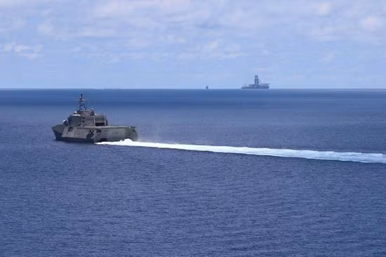 Vào ngày 10/4, tàu khu trục USS Barry đã đi qua eo biển Đài Loan, tiếp đến ngày 28/4, tàu khu trục tên lửa dẫn đường USS Barry đã đột nhập vào vùng biển quốc tế của Trung Quốc, mà hoàn toàn không được chính phủ Trung Quốc "chào đón".