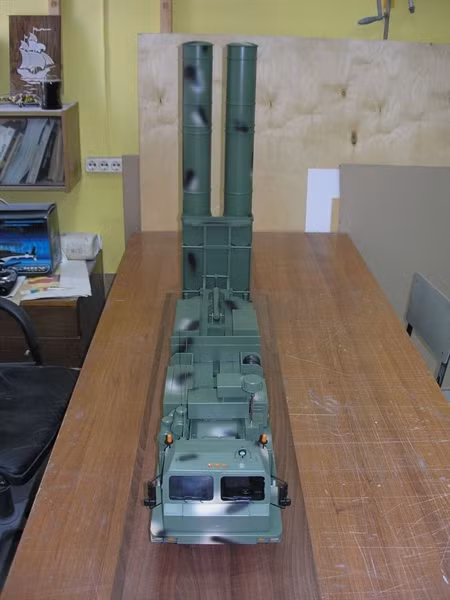 S-500 Prometheus (hay Triumfator-M) là một hệ thống phòng thủ mặt đất thế hệ mới, nó cung cấp một cách tiếp cận phổ quát, sử dụng tên lửa đánh chặn tầm xa và tầm cao với tiềm năng phòng thủ được nâng cao.