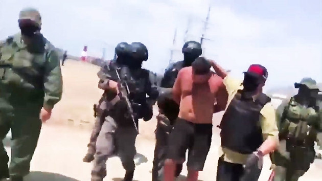 Trước đó vào ngày 3/5, cựu lính đặc nhiệm người Mỹ - Luke Alexander Denman, 34 tuổi và Airan Berry, 41 tuổi - bị bắt cùng với 17 tay súng khác khi đổ bộ từ các tàu đánh cá xuất phát từ vùng biển Colombia, đã bị tòa án Venezuela buộc tội khủng bố và âm mưu lật đổ. Nguồn ảnh: Bộ Quốc phòng Venezuela / Al Jazeera