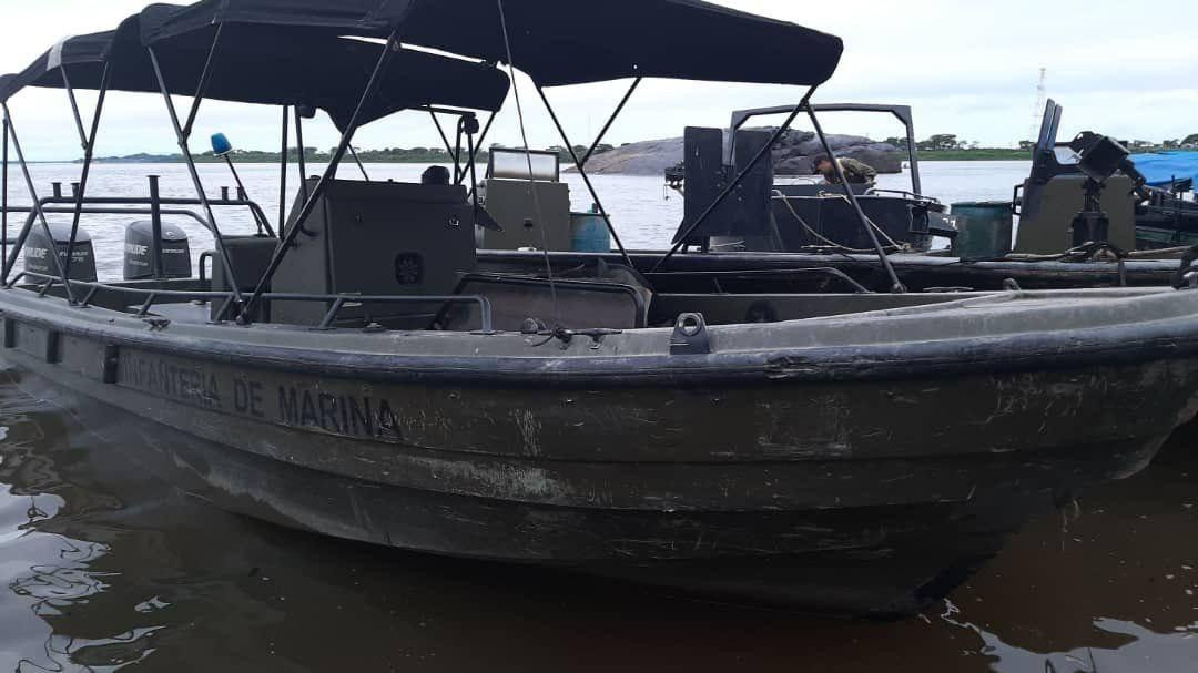 Ngày 9/5, Quân đội Venezuela cho biết đã thu giữ được 3 xuồng chiến đấu hạng nhẹ mang phù hiệu Colombia ở khu vực sông Orinoco. Quân đội Venezuela tìm thấy các xuồng chiến đấu này vài ngày sau khi chính phủ cáo buộc quốc gia láng giềng hậu thuẫn cho cuộc đột kích thất bại do các đặc nhiệm Mỹ chỉ huy. Nguồn ảnh: Bộ Quốc phòng Venezuela / Al Jazeera