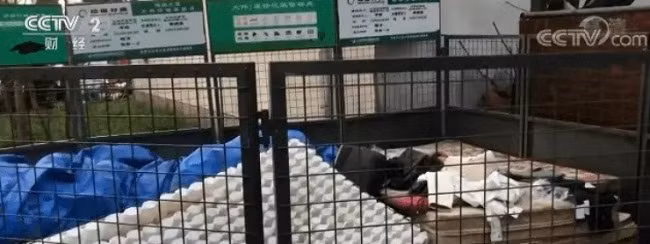 Nguoi dan kiem “bon tien” nho… vut rac ho-Hinh-5