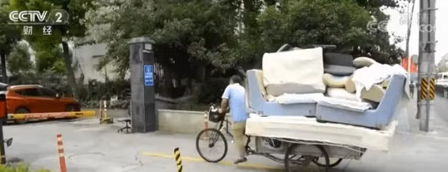 Nguoi dan kiem “bon tien” nho… vut rac ho-Hinh-4