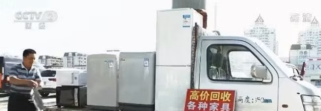 Nguoi dan kiem “bon tien” nho… vut rac ho-Hinh-3