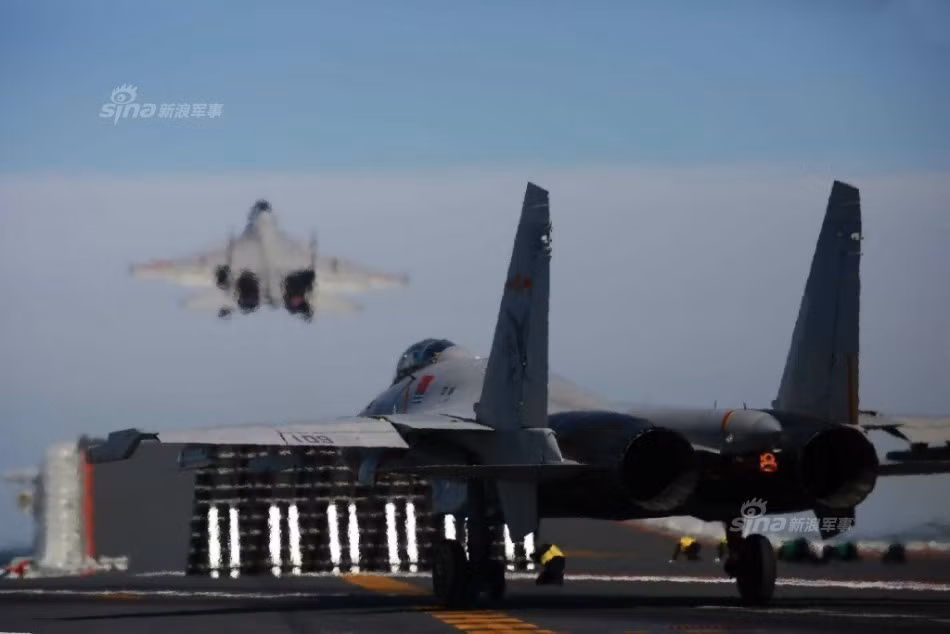 Trước đó, vụ tai nạn J-15 vào tháng 4 đã bị Quân đội Trung Quốc giấu nhẹm tới tận cuối tháng 7 mới hé lộ. Nguyên nhân vụ tai nạn được cho là máy bay J-15 bị lỗi hệ thống lái fly-by-wire, một lỗi đặc biệt nghiêm trọng khiến máy bay mất khả năng kiểm soát trên không.