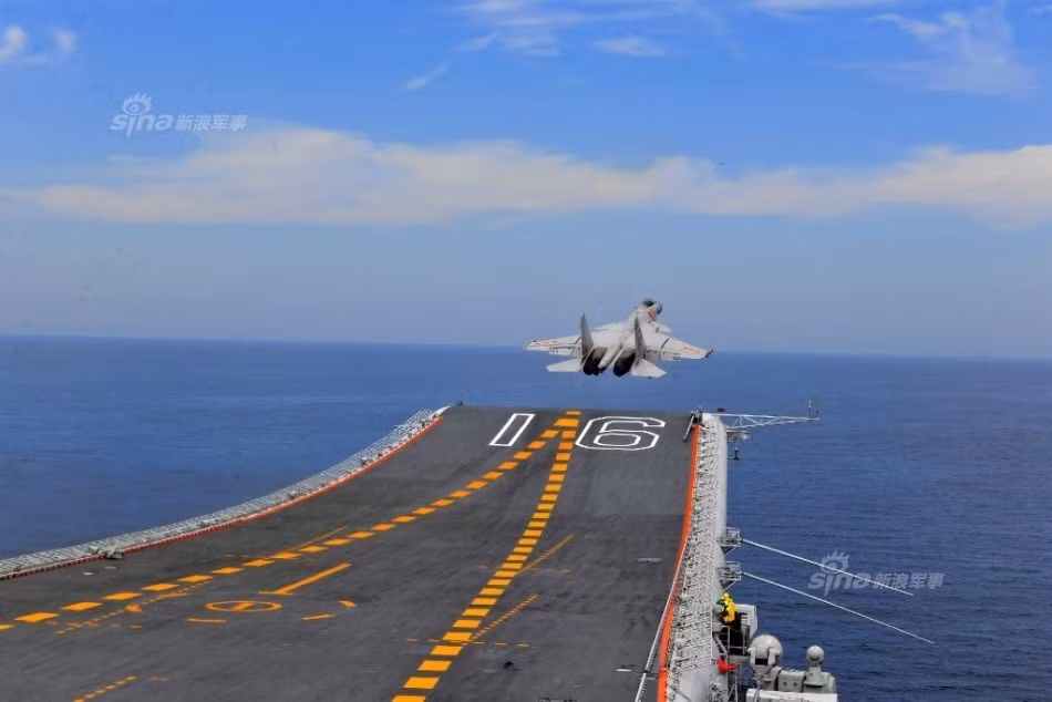 J-15 là thiết kế sao chép công nghệ mẫu tiêm kích hạm Sukhoi Su-33 của Liên Xô (cũ). Trung Quốc có được công nghệ máy bay này khi Ukraine cung cấp một nguyên mẫu của Su-33 cho nước này với giá rẻ. Ngay cả tàu sân bay Liêu Ninh cũng là do Ukraine cung cấp, nó vốn là tàu sân bay cũ của Liên Xô không có kinh phí hoàn thiện.