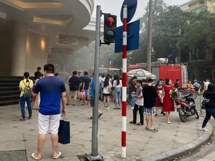 O to Range Rover boc chay tai ham de xe Trang Tien Plaza