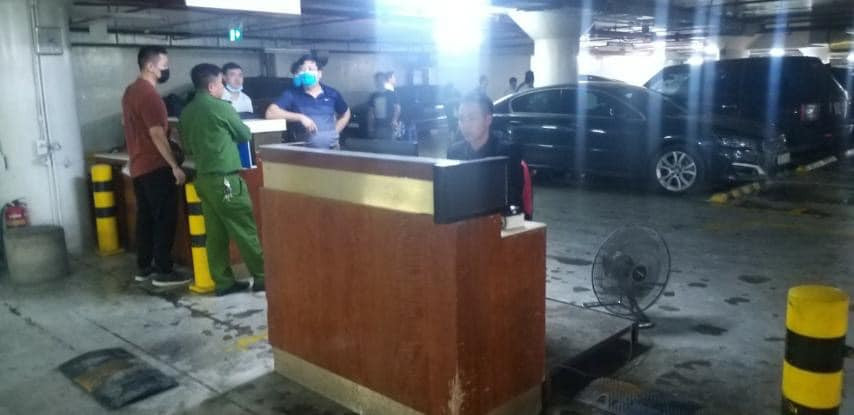 O to Range Rover boc chay tai ham de xe Trang Tien Plaza-Hinh-2