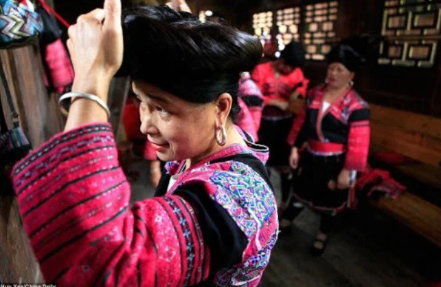 Kham pha ngoi lang co phu nu de toc dai hang met, U80 van den bong-Hinh-5