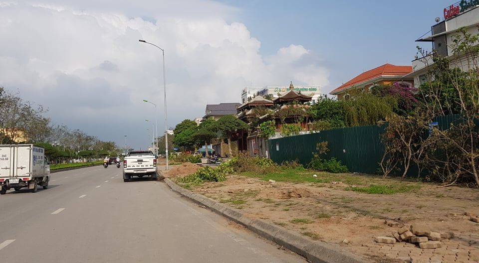 Hàng quán trở lên trơ trụi.