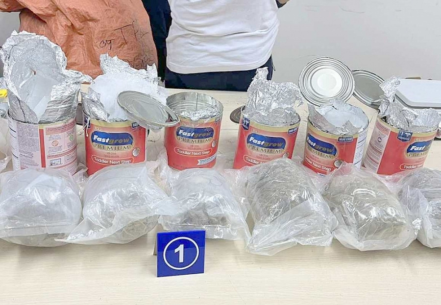  36kg ma túy các loại trong các lô hàng quà biếu: Ngày 27/4, Cục Hải quan TP. Hồ Chí Minh vừa cho biết đã phối hợp với Cục Điều tra chống buôn lậu - Tổng cục Hải quan, Công an TP. Hồ Chí Minh mở kiểm tra thực tế 16 bưu kiện, phát hiện và thu giữ tổng cộng gần 36kg ma túy các loại được ngụy trang tinh vi trong các hộp kem dưỡng ẩm, các lon lạc rang, trà, cà phê… Các bưu kiện có chứa ma tuý nêu trên được nhập khẩu từ Mỹ, Canada và Đức theo loại hình quà biếu phi mậu dịch cá nhân nhưng không qua mắt được lực lượng chức năng,