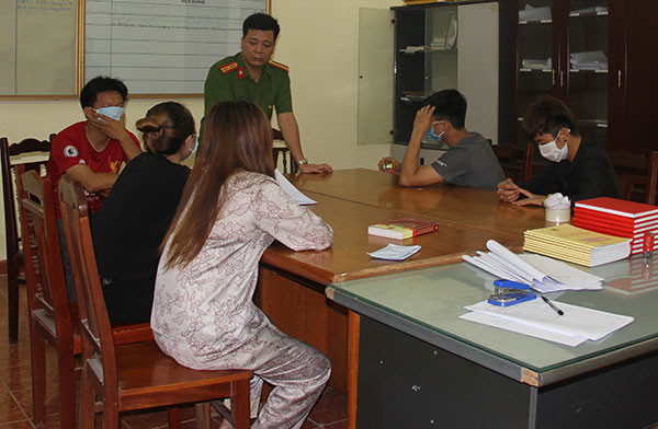  Cơ sở massage cho nữ nhân viên bán dâm, kích dục cho khách: Các đơn vị nghiệp vụ Công an tỉnh Hưng Yên vừa kiểm tra cơ sở kinh doanh dịch vụ massage Thùy Trang thôn Yên Lịch, xã Dân Tiến, huyện Khoái Châu phát hiện tại cơ sở Thùy Trang, có 3 phòng có các nhân viên nữ kích dục cho khác, 2 phòng có 2 đôi nam nữ mua, bán dâm. Tại cơ sở nằm trong khuôn viên khách sạn Á Đông ở thôn Mộc Ty, xã Trưng Trắc, huyện Văn Lâm có 3 đôi nam nữ đang mua, bán dâm.