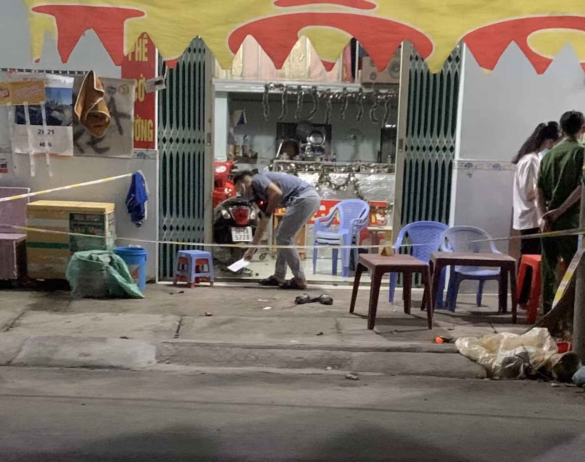  Người đàn ông bị đánh chết ở ki ốt: Ngày 27/4, Công an tỉnh Bình Dương vẫn đang điều tra vụ án mạng khiến ông Nguyễn Tấn Đạt sinh năm 1983, quê Kiên Giang tử vong tại một ki ốt ở khu phố 1B, phường An Phú, TP.Thuận An. Tối 26/4, ông Đạt đang ở ki ốt của gia đình thuê thì một nhóm 4 người đến. Sau đó hai bên mâu thuẫn, ông Đạt bị nhóm người trên đánh và tử vong. Nhóm đối tượng lên xe bỏ đi. (Ảnh: Báo Bình Dương)