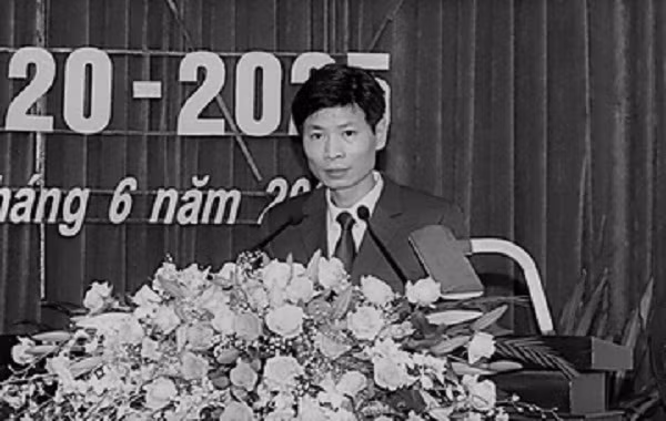  Phó chánh Văn phòng UBND tỉnh Thanh Hóa qua đời ở tuổi 41: Chiều 27/4, trao đổi với báo chí, ông Đỗ Hữu Quyết, Giám đốc Sở TT&amp;TT tỉnh Thanh Hóa, xác nhận thông tin Phó chánh Văn phòng UBND tỉnh Thanh Hóa Đinh Quang Hưng vừa qua đời vì bệnh ung thư. Ông Đinh Quang Hưng sinh năm 1980, quê xã Quảng Hòa, huyện Quảng Xương, tỉnh Thanh Hóa từng nhiều năm công tác tại UBND tỉnh Thanh Hóa và được bổ nhiệm làm Phó chánh Văn phòng UBND tỉnh Thanh Hóa ngày 25/9/2020. (Nguồn: Zing) 