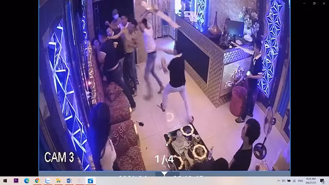  Gạ nữ tiếp viên không thành, đánh nhân viên quán hát: Ngày 27/4, Công an huyện Quế Sơn, Quảng Nam riệu tập nhóm thanh niên đánh đập nhân viên, quậy phá quán karaoke N.W, thị trấn Hương An. Khuya 26/4, nhóm thanh niên 5 người vào quán trên hát sau đó rủ nữ nhân viên quán đi chơi nhưng cô gái không đồng ý. Nhóm thanh niên tiếp tục kéo đến phòng trọ của nữ nhân viên này chèo kéo. Một nam nhân viên quán hát ra khuyên đã bị nhóm thanh niên đánh, đạp tới tấp.