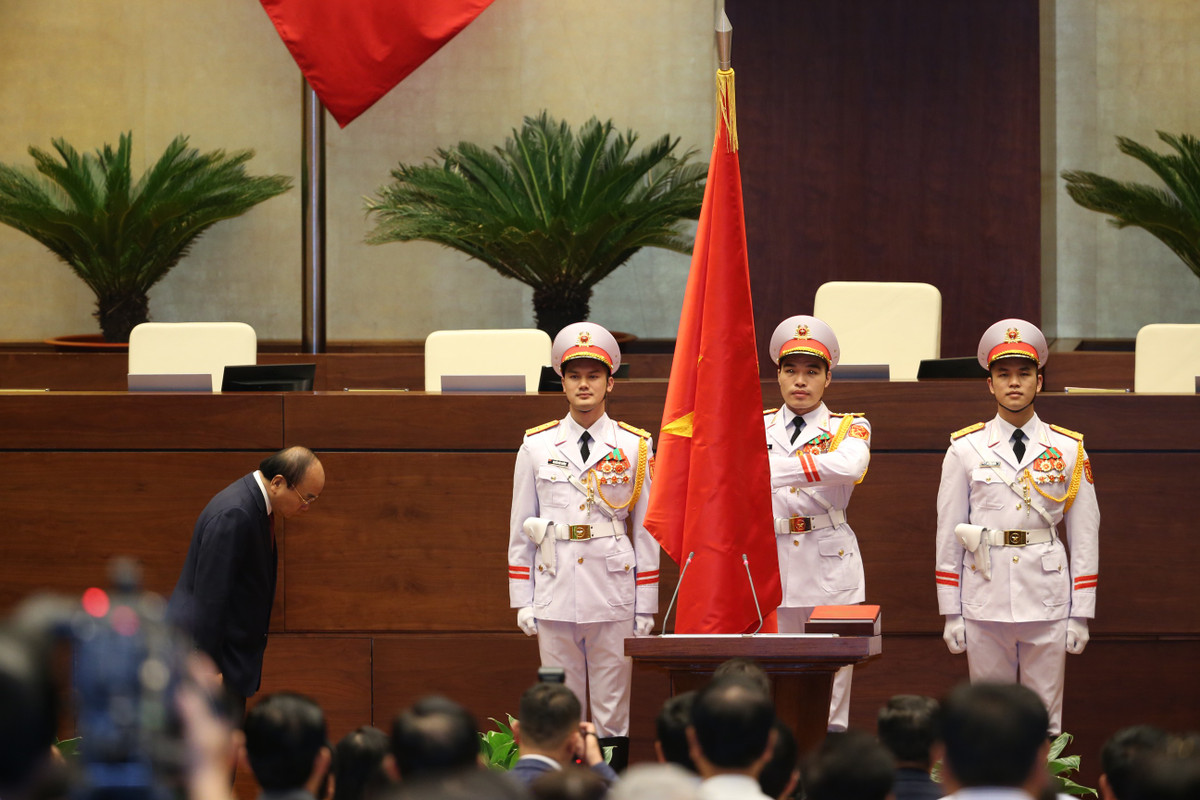 Phát biểu trước Quốc hội và Nhân dân, trước cờ đỏ sao vàng, Chủ tịch nước Nguyễn Xuân Phúc xin hứa trước Quốc hội và Nhân dân cả nước sẽ không ngừng tu dưỡng đạo đức, phẩm chất, tận tâm, tận lực, cần kiệm liêm chính chí công vô tư, thực hiện đầy đủ nhiệm vụ và quyền hạn của Chủ tịch nước được Hiến pháp và pháp luật quy định. Ảnh: VGP