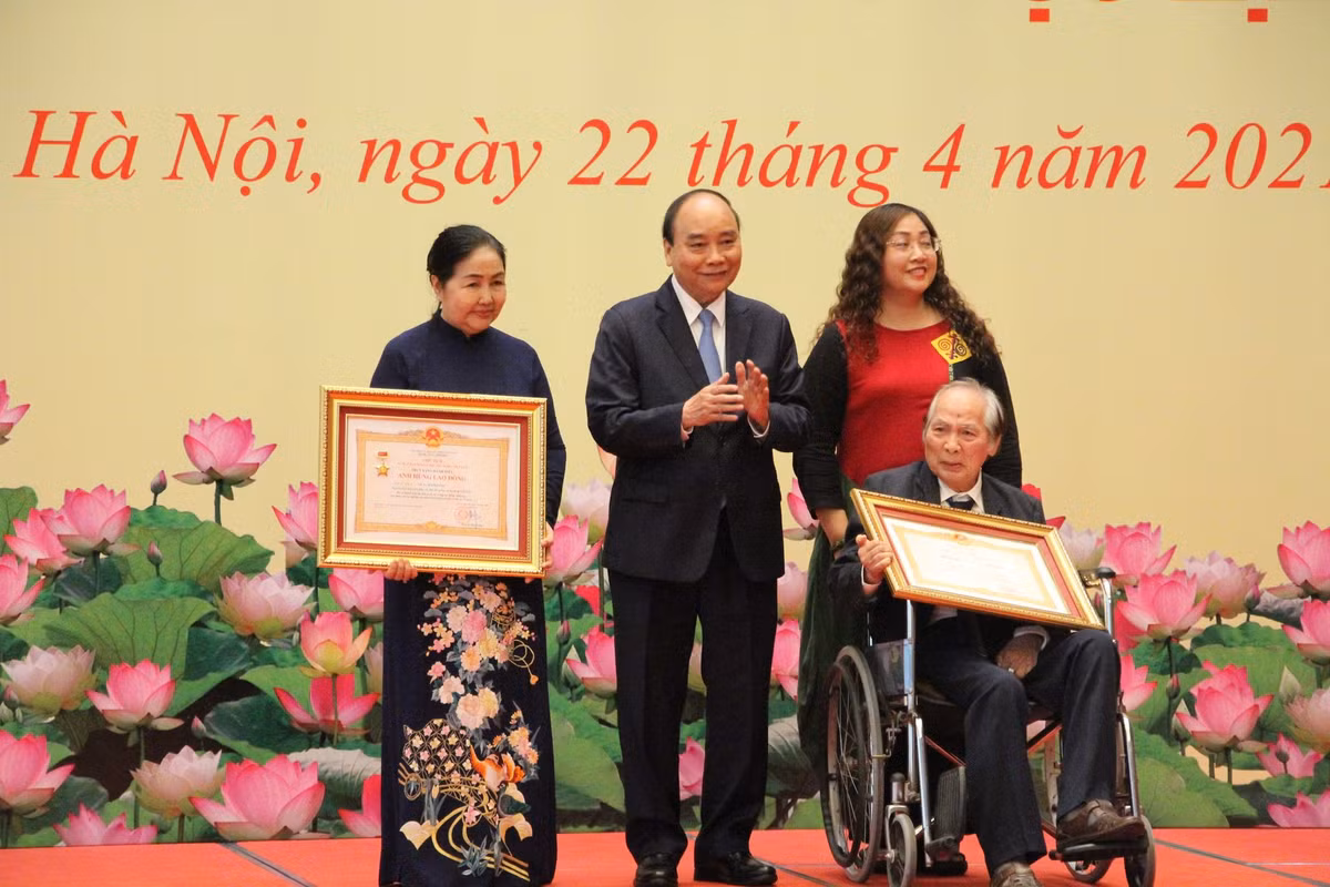 Chu tich nuoc trao tang danh hieu cao quy cho cac ca nhan cua VUSTA