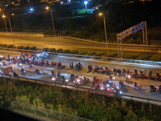 Quai xe chan duong to chuc dua xe o TP.HCM: Vi dau no ro?