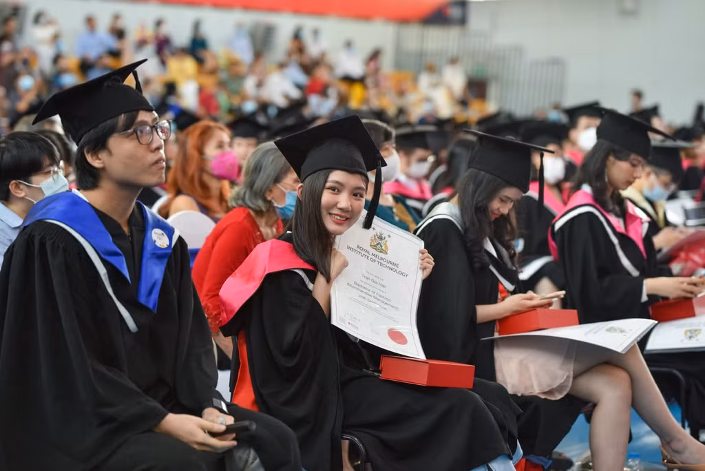 Trần Gia Hân là thủ khoa ngành Quản trị doanh nghiệp thời trang. Chia sẻ niềm vui trên trang cá nhân, cô nhận được nhiều lời chúc mừng và gọi là “con nhà người ta” vì vừa xinh xắn, vừa học giỏi. 