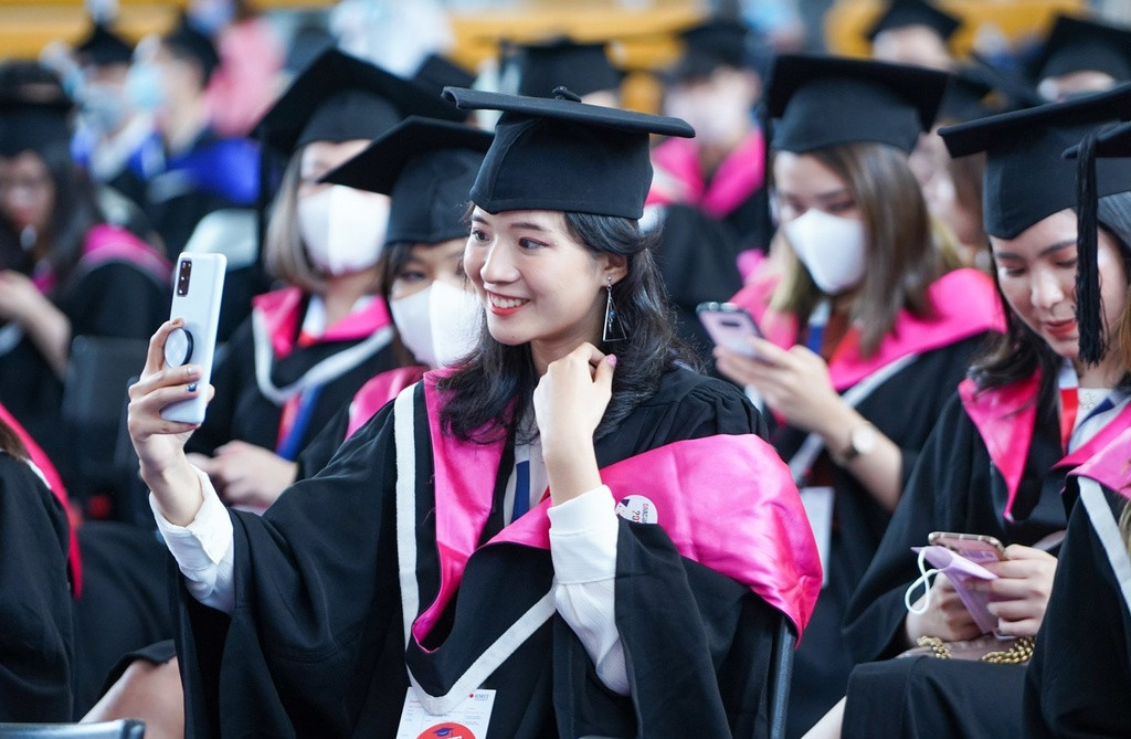 Nữ sinh Trần Thị Hạnh Thảo tranh thủ chụp tấm hình selfie. Cô là thủ khoa ngành Truyền thông (Truyền thông chuyên nghiệp) của Đại học RMIT. 