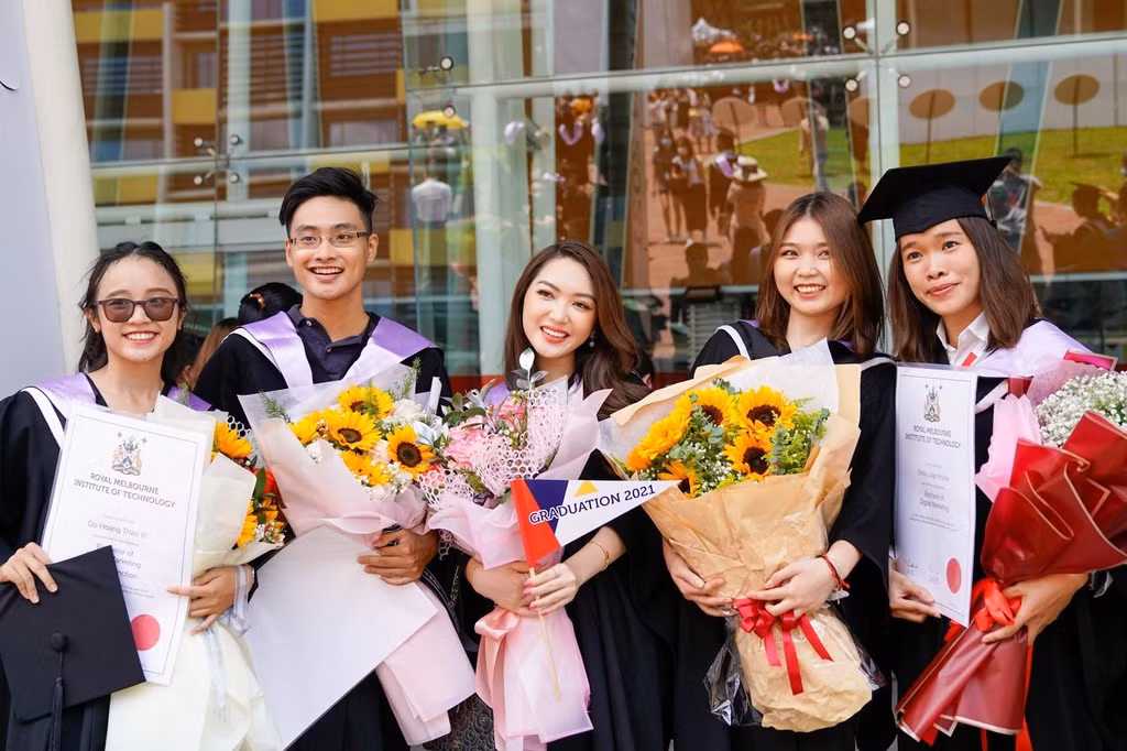 Hot girl Chloe Nguyen rang ro trong ngay tot nghiep