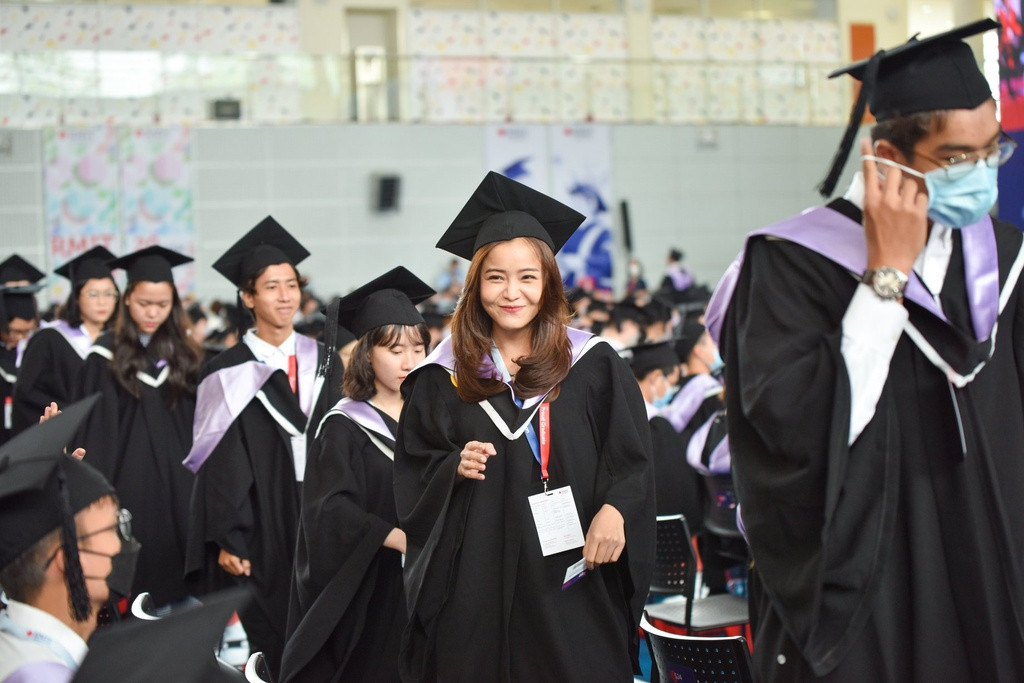 Biểu cảm dễ thương của một nữ sinh khi chờ tới lượt nhận bằng tốt nghiệp.