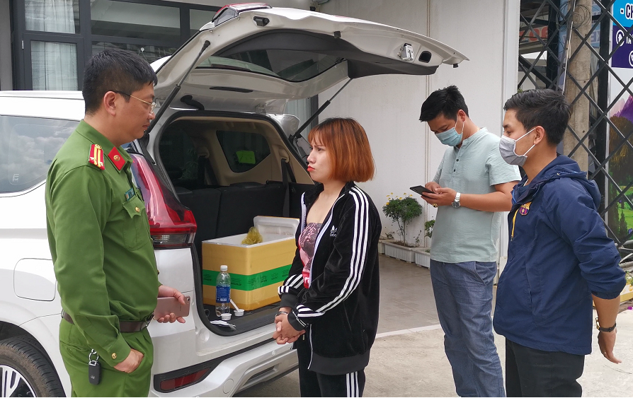 Bat qua tang “nu quai” tron can sa vao tra sua mang ban qua mang