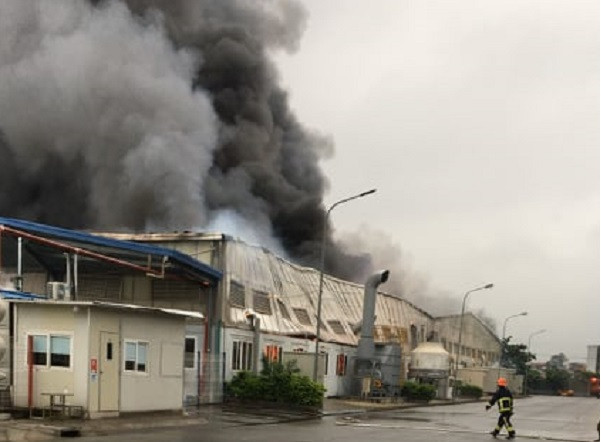 Các nhân viên công ty đã chữa cháy tại chỗ nhưng đám cháy nhanh chóng lan rộng. 