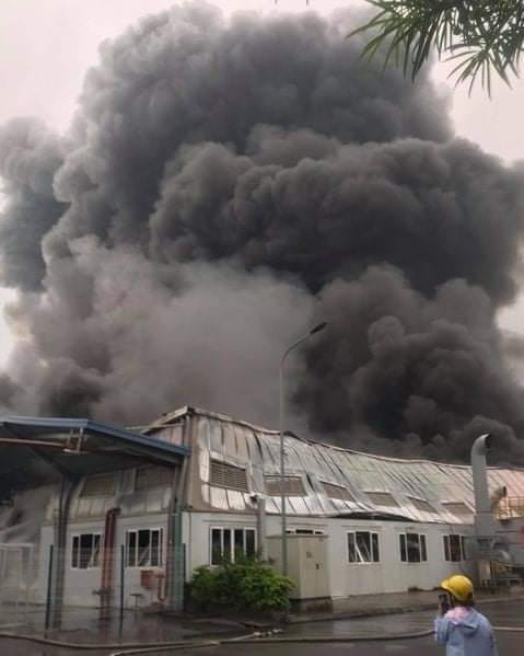 Trao đổi với PV Báo Tri thức và Cuộc sống, đại diện Phòng Cảnh sát PCCC &amp; CNCH Công an tỉnh Hải Dương cho biết, ngay khi nhận được tin báo, Phòng đã huy động 7 xe cứu hỏa với gần 80 cán bộ, chiến sĩ PCCC xuống hiện trường dập lửa.