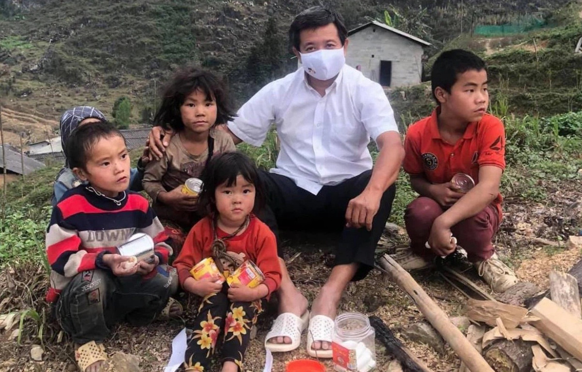 Ong Doan Ngoc Hai quyet dinh “nong” giup be bi veo xuong song