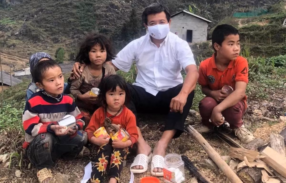 Ong Doan Ngoc Hai quyet dinh “nong” giup be bi veo xuong song