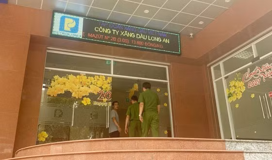 Cơ quan CSĐT, Công an tỉnh Đồng Nai thi hành lệnh bắt đối với ông Lương Đình Tiến và khám xét nơi làm việc, nơi ở của bị can để điều tra về hành vi buôn lậu. Trong đó, bị can Tiến có liên quan đến đường dây buôn lậu, sản xuất xăng giả do Phan Thanh Hữu cầm đầu. 