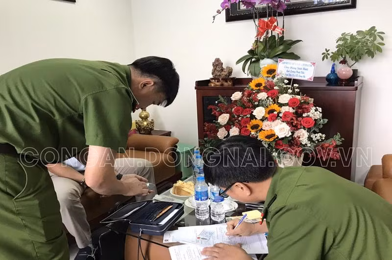 Mở rộng chuyên án, ban chuyên án tiếp tục khám xét và bắt nhiều đối tượng liên quan đến hành vi “Đưa hối lộ; Nhận hối lộ; Buôn lậu; Sản xuất, buôn bán hàng giả; Mua bán trái phép hóa đơn, chứng từ” tại các tỉnh TP như TP HCM, Bình Dương, Bình Phước Đồng Nai. 