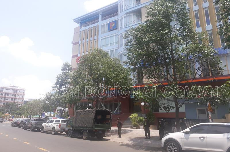 Tang vật thu giữ đến thời điểm này gồm gần 2,7 triệu lít xăng giả, 2 tàu biển trọng tải 1.500 tấn, 4 xà lan trọng tải từ 400 đến 1.000 tấn, 6 xe bồn; 4 thùng hóa chất tạo màu cùng hơn 100 tỷ đồng.