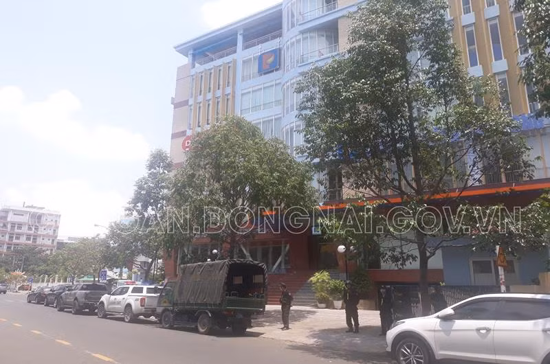 Tang vật thu giữ đến thời điểm này gồm gần 2,7 triệu lít xăng giả, 2 tàu biển trọng tải 1.500 tấn, 4 xà lan trọng tải từ 400 đến 1.000 tấn, 6 xe bồn; 4 thùng hóa chất tạo màu cùng hơn 100 tỷ đồng.