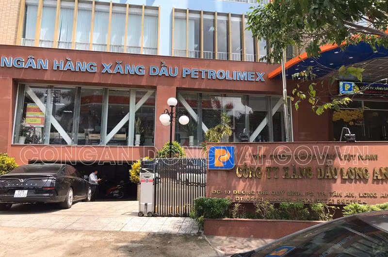 Vu xang gia Dong Nai: Bat tam giam mot lanh dao Petrolimex Long An