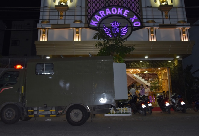 Hien truong 22 nguoi duong tinh ma tuy tai Karaoke XO tung xay ra no sung